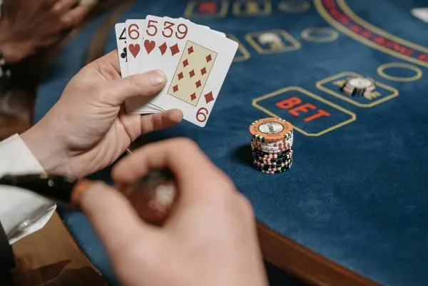 Baccarat - Ein echter Kartenspiel-Renner in allen Online Casinos