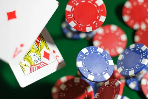 Bedeutung der grundlegenden Blackjack Strategie für Onlinecasinos