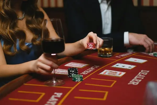 Mit der richtigen Baccarat-Strategie dauerhaft im Casino gewinnen